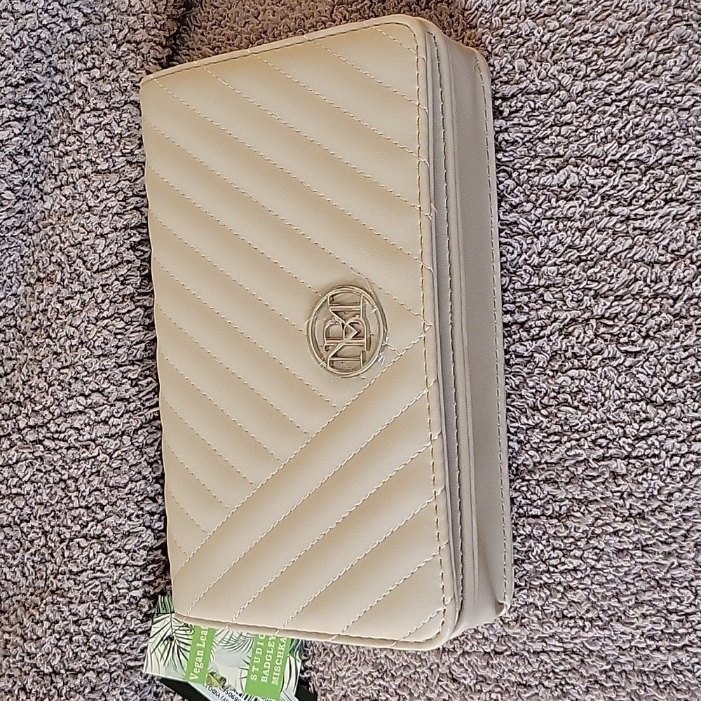 Badgley Mischka NWT Quilted crossbody bag.
